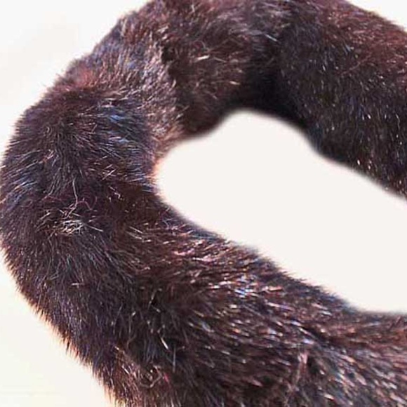 MUSKRAT FUR POM POM HEAD BAND, NEVER WORN, BLACK, ADJUSTABLE, ROUND FUR TUBE - Picture 4 of 5